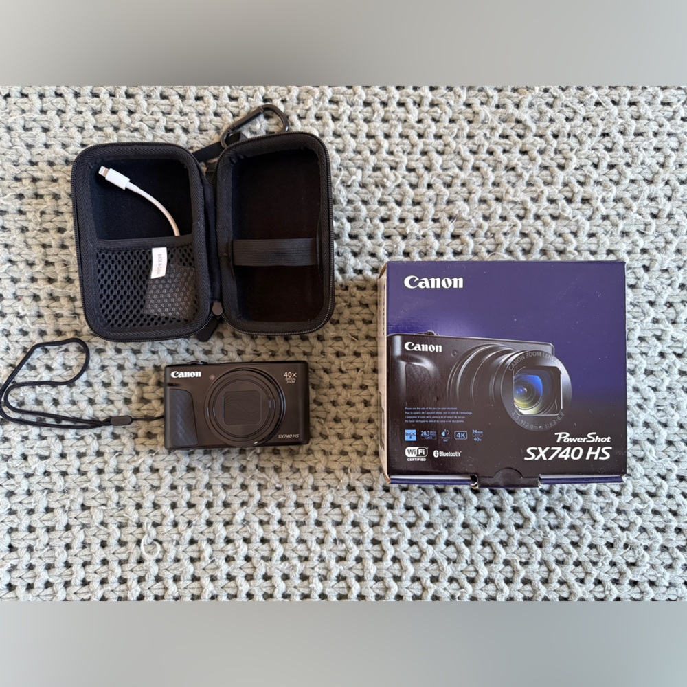 Perfect condition Canon Powershot sx740 with case and disc reader